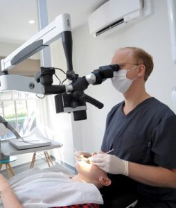 Behandlung mit einem CJ-Optik Flexion Dentalmikroskop